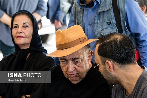 تصاویر بازیگران سیاه پوش در مراسم خاکسپاری عزت اله انتظامی