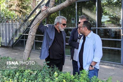 تصاویر بازیگران سیاه پوش در مراسم خاکسپاری عزت اله انتظامی
