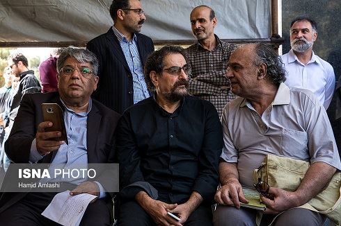 تصاویر بازیگران سیاه پوش در مراسم خاکسپاری عزت اله انتظامی