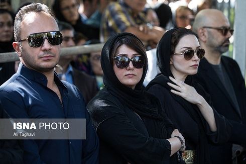 تصاویر بازیگران سیاه پوش در مراسم خاکسپاری عزت اله انتظامی