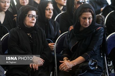 تصاویر بازیگران سیاه پوش در مراسم خاکسپاری عزت اله انتظامی
