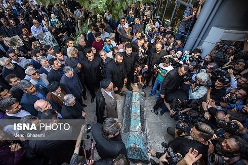 تصاویر بازیگران سیاه پوش در مراسم خاکسپاری عزت اله انتظامی