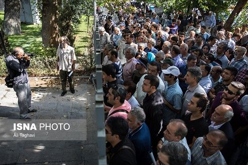 تصاویر بازیگران سیاه پوش در مراسم خاکسپاری عزت اله انتظامی