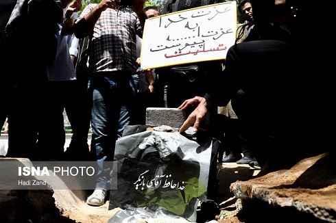 تصاویر بازیگران سیاه پوش در مراسم خاکسپاری عزت اله انتظامی