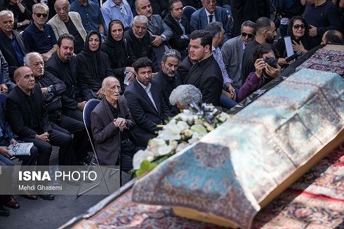 تصاویر بازیگران سیاه پوش در مراسم خاکسپاری عزت اله انتظامی