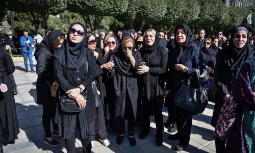 چهره غمگین هنرمندان و بازیگران در مراسم خاکسپاری حسین عرفانی