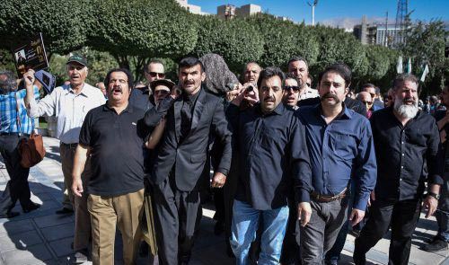 چهره غمگین هنرمندان و بازیگران در مراسم خاکسپاری حسین عرفانی