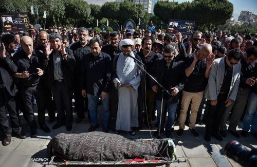 چهره غمگین هنرمندان و بازیگران در مراسم خاکسپاری حسین عرفانی