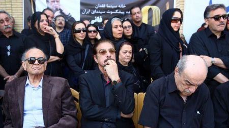 چهره غمگین هنرمندان و بازیگران در مراسم خاکسپاری حسین عرفانی