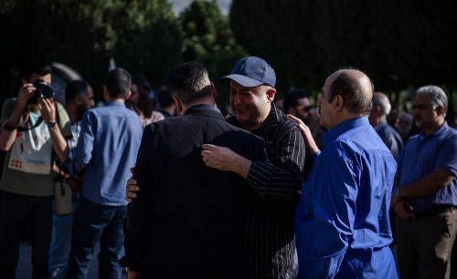 چهره غمگین هنرمندان و بازیگران در مراسم خاکسپاری حسین عرفانی
