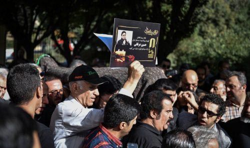 چهره غمگین هنرمندان و بازیگران در مراسم خاکسپاری حسین عرفانی
