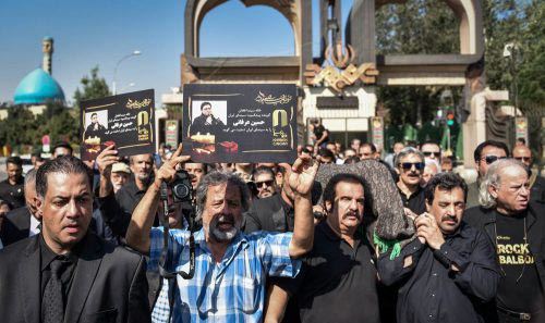 چهره غمگین هنرمندان و بازیگران در مراسم خاکسپاری حسین عرفانی