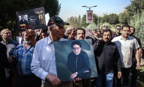 چهره غمگین هنرمندان و بازیگران در مراسم خاکسپاری حسین عرفانی