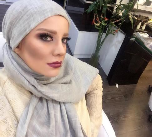 مدگردی به سبک شراره رخام در لس آنجلس | مدل مانتو و بستن شال