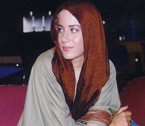 مدگردی به سبک شراره رخام در لس آنجلس | مدل مانتو و بستن شال