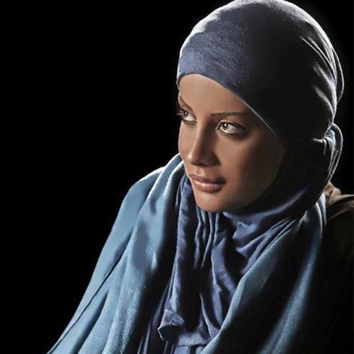 مدگردی به سبک شراره رخام در لس آنجلس | مدل مانتو و بستن شال