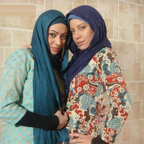 مدگردی به سبک شراره رخام در لس آنجلس | مدل مانتو و بستن شال