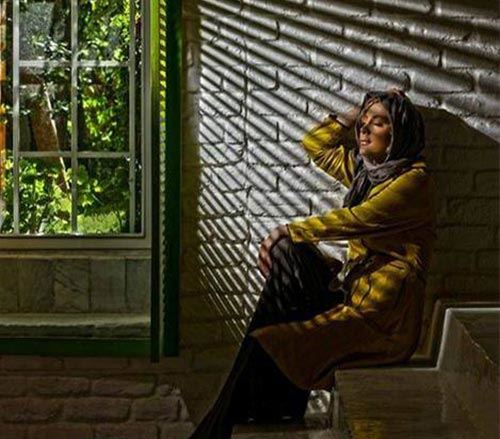 مدگردی به سبک شراره رخام در لس آنجلس | مدل مانتو و بستن شال