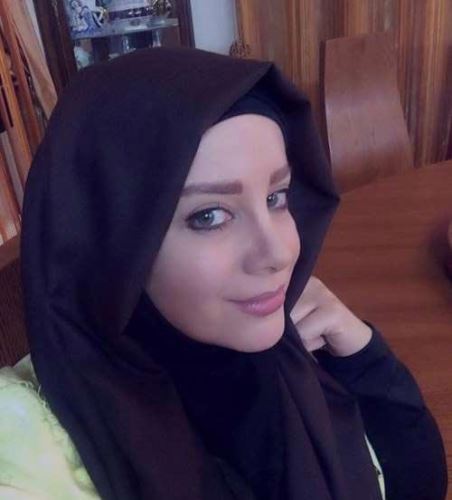 مدگردی به سبک شراره رخام در لس آنجلس | مدل مانتو و بستن شال