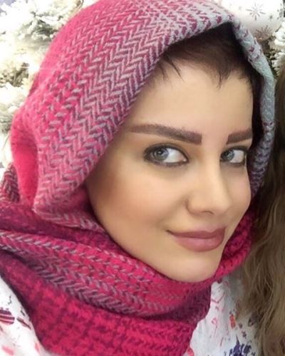 مدگردی به سبک شراره رخام در لس آنجلس | مدل مانتو و بستن شال