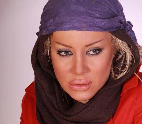 مدگردی به سبک شراره رخام در لس آنجلس | مدل مانتو و بستن شال