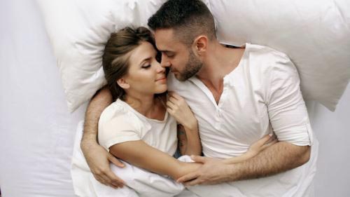 اثرات بی نظیر بغل کردن و تماس فیزیکی + ژست آغوش گرفتن