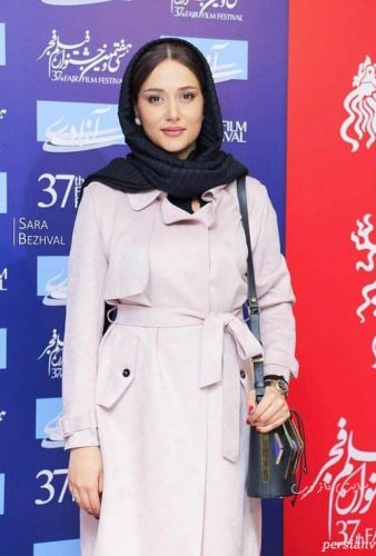 استایل و ژست های بازیگران از مانتو صابر ابر