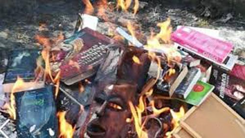 کتابهای جنجالی هری پاتر در آتش سوزانده شد!؟ تصاویر