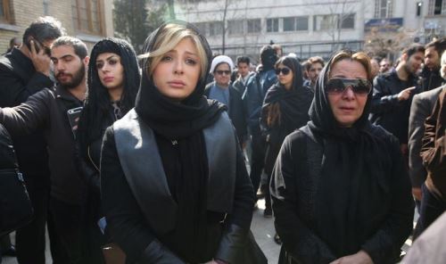 تصاویر غمزده بازیگران در مراسم خاکسپاری جمشید مشایخی