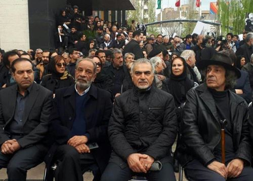 تصاویر غمزده بازیگران در مراسم خاکسپاری جمشید مشایخی