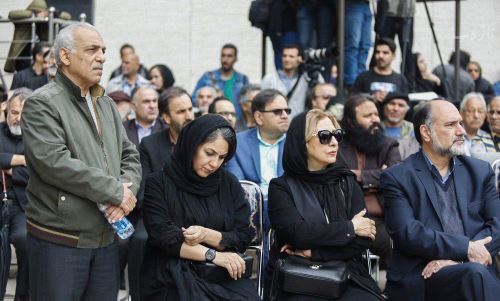 تصاویر غمزده بازیگران در مراسم خاکسپاری جمشید مشایخی