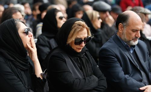 تصاویر غمزده بازیگران در مراسم خاکسپاری جمشید مشایخی