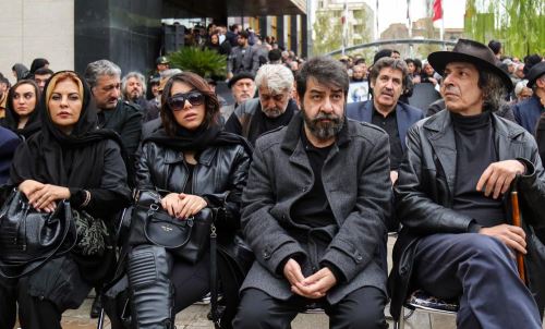تصاویر غمزده بازیگران در مراسم خاکسپاری جمشید مشایخی