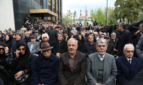 تصاویر غمزده بازیگران در مراسم خاکسپاری جمشید مشایخی