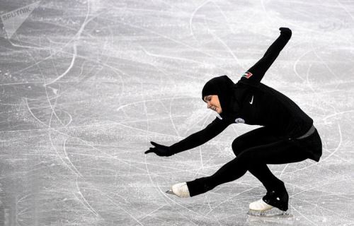 عکس های داغ زهرا لاری اولین محجبه رقاص روی یخ (پاتیناژ)
