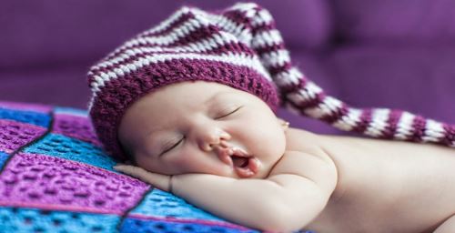 9 اشتباه رایج هنگام خواباندن نوزاد که خواب او را مختل می‌کند