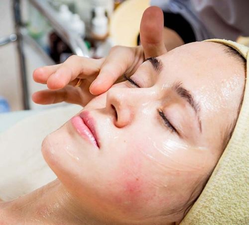 میکرونیدلینگ چیست چه فواید و مضراتی دارد؟ سن مناسب میکرو
