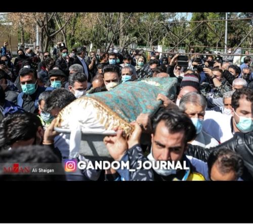 تصاویر خاکسپاری تشییع پیکر مرحومه آزاده نامداری بر دوش مردم