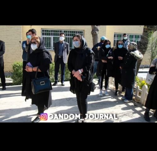 تصاویر خاکسپاری تشییع پیکر مرحومه آزاده نامداری بر دوش مردم