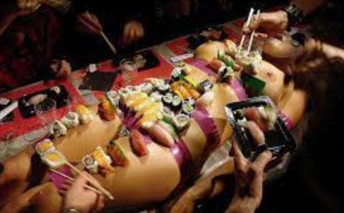 18+ دختران برهنه ای که میز سرو غذا می شوند ! + عکس