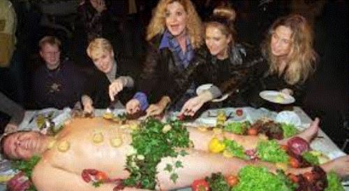 18+ دختران برهنه ای که میز سرو غذا می شوند ! + عکس