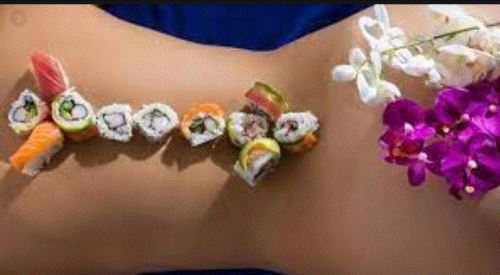 18+ دختران برهنه ای که میز سرو غذا می شوند ! + عکس