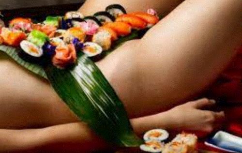 18+ دختران برهنه ای که میز سرو غذا می شوند ! + عکس