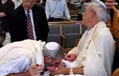 خوردن خون ختنه نوزادان توسط خاخام ها! +عکس