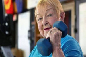 مادربزرگ 100 ساله ای که قهرمان رشته وزنه‌برداری شد + عکس