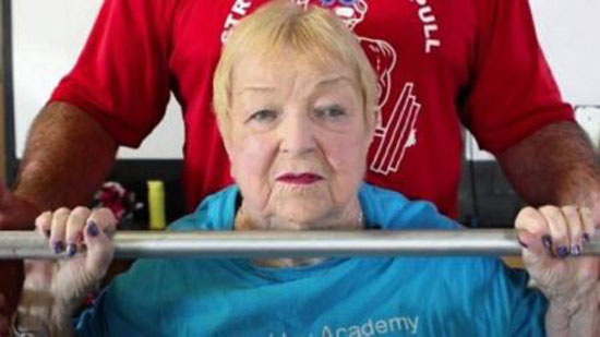 مادربزرگ 100 ساله ای که قهرمان رشته وزنه‌برداری شد + عکس