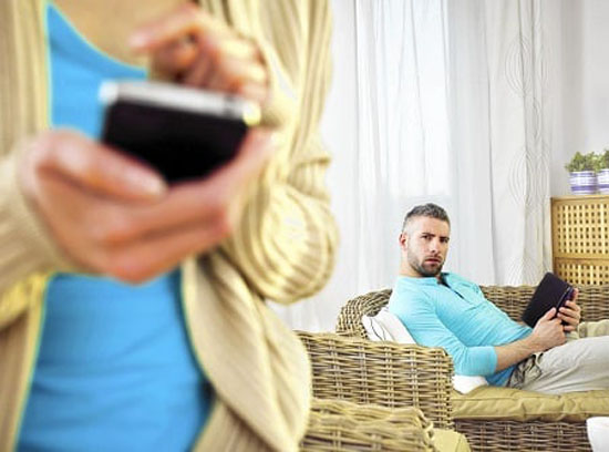 نشانه خیانت مجازی چیست و چگونه با خیانت مجازی همسر برخورد کنیم