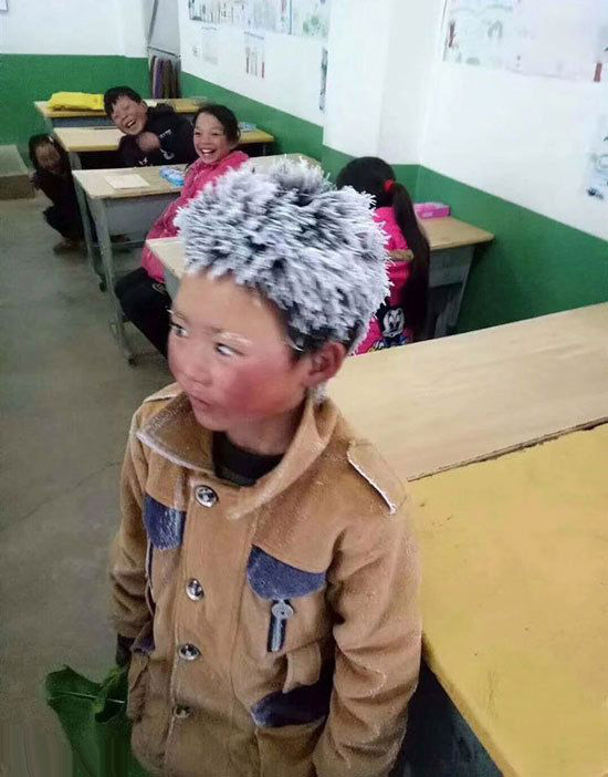 پسر بچه ای که در راه مدرسه یخ زد و قندیل بست!+ عکس