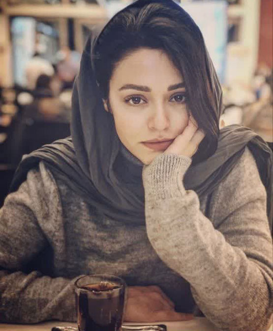بیوگرافی سوگل خلیق، بازیگر ترنس با سلفی و مدل لباس های خاص