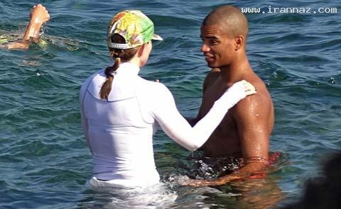 شنای خواننده معروف با دوست پسرش +عکس